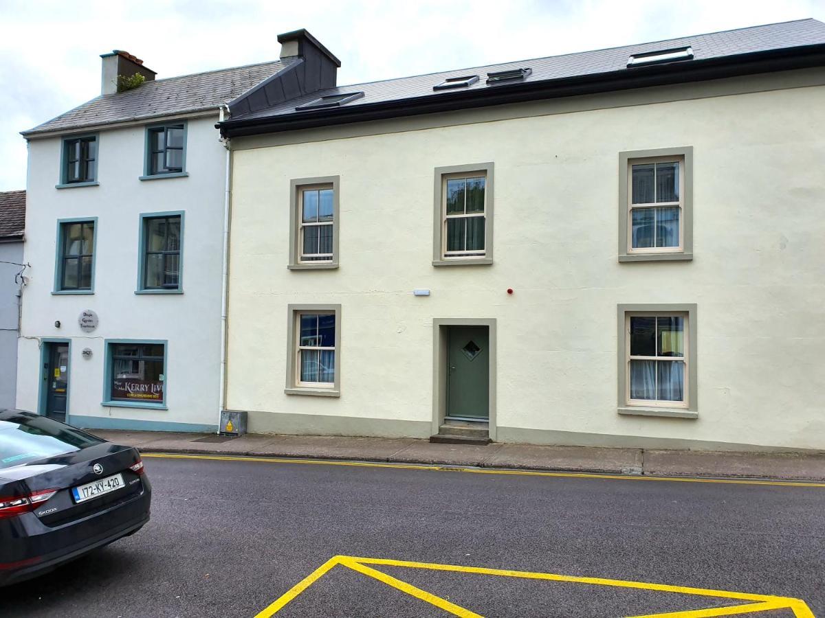 Bed and Breakfast Dingle Garden Townhouse Exterior foto The former National School in 2019
