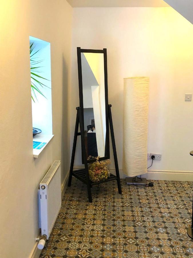Bed and Breakfast Dingle Garden Townhouse Exterior foto A floor standing mirror