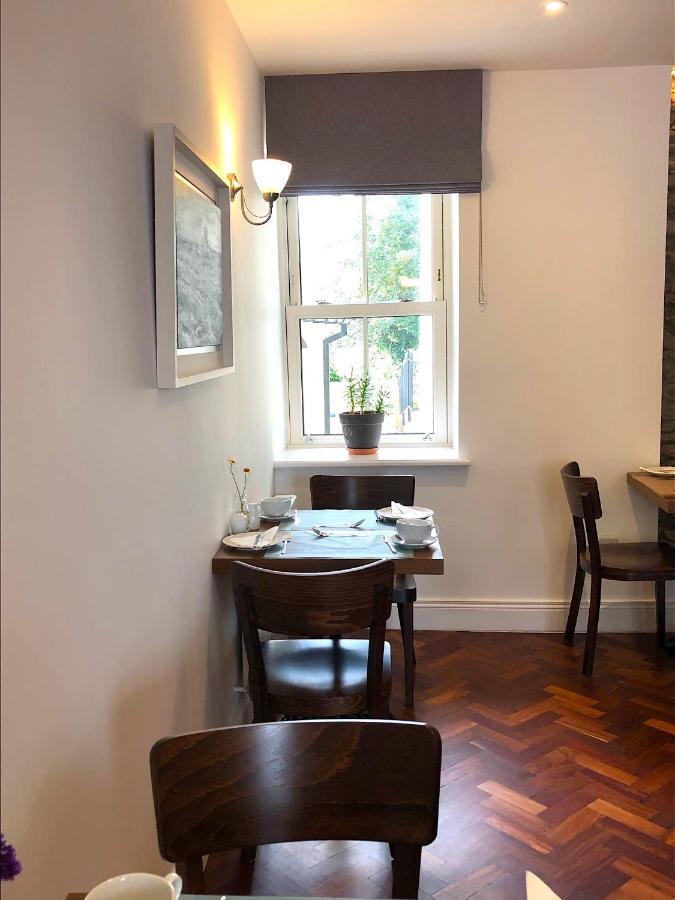 Bed and Breakfast Dingle Garden Townhouse Exterior foto A table at the restaurant