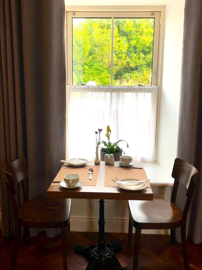 Bed and Breakfast Dingle Garden Townhouse Exterior foto A table set for breakfast