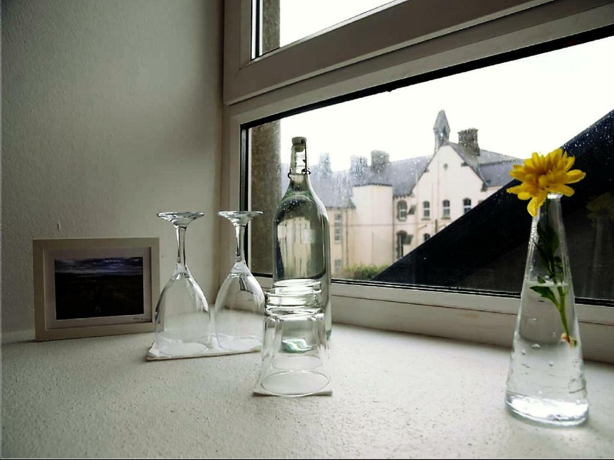 Bed and Breakfast Dingle Garden Townhouse Exterior foto A windowsill